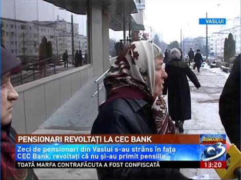 Pensionarii din Vaslui au protestat în faţa CEC Bank