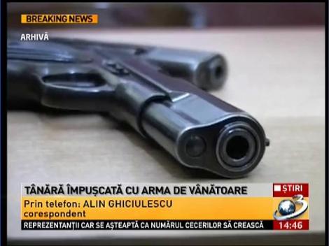 Tânără de 28 de ani împuşcată cu arma de vânătoare