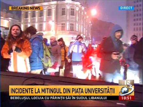 Protestatarii de la Universitate au arătat gesturi obscene către echipa Antena 3