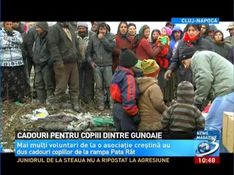 Imagini cutremurătoare! Cadouri pentru copiii care trăiesc printre gunoaie