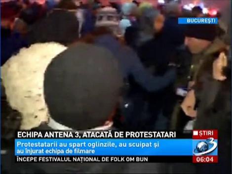 Protestatari agresivi, în Piaţa Victoriei. Au înjurat, scuipat şi lovit jurnaliştii veniţi să relateze despre proteste