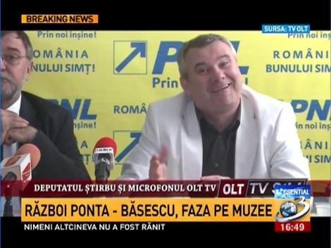 Gigil Ştirbu, fascinat de microfoane