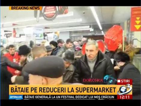 Imagini incredibile de la deschiderea unui supermarket în Dorohoi. Oamenii s-au călcat în picioare