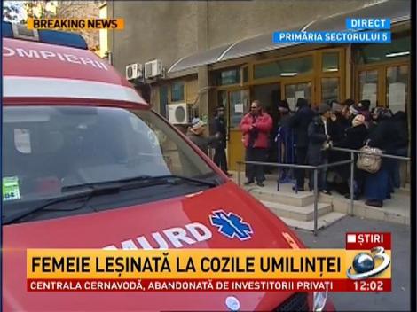 Femeie leşinată la cozile umilinţei