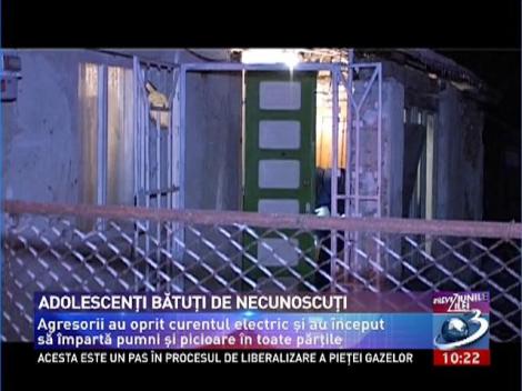 Adolescenti batuti de necunoscuti, in seara de Craciun