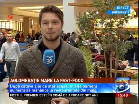 Aglomeraţie mare fast-food-urile din mall