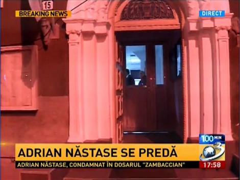 Imagini cu Adrian Năstase în drum către secţia de poliţie