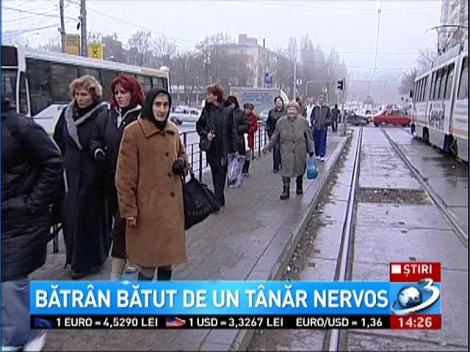 Batrân bătut de un tânăr nervos