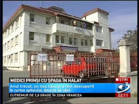Trei medici au fost prinşi în flagrant în timp ce primeau şpagă