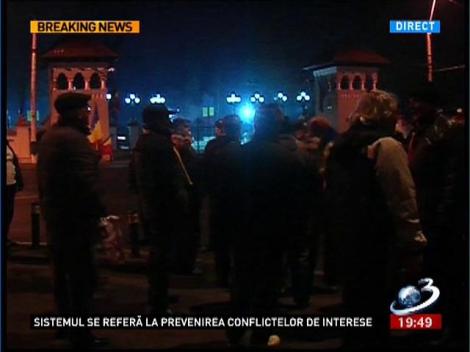 Protestatarii strigă "JOS, BĂSESCU" la Palatul Cotroceni