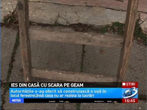 O familie din Timişoara ies din casă pe geam, cu scara, de la doi metri înălţime