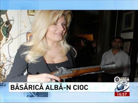 Deziluzia Optică: Băsărică albă-n cioc, tragi cu puşca, nu ia foc