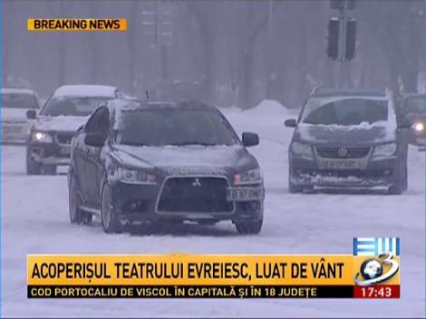 “Se prăbușește clădirea la propriu pe noi”. O bucată din acoperișul Teatrului Evreiesc din București s-a prăbușit din cauza vântului puternic