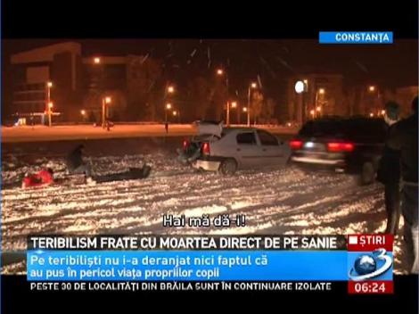 Distracţie periculoasă: Zeci de tineri din Constanţa şi-au legat săniile de maşini şi au pornit într-o cursă nebună pe bulevard