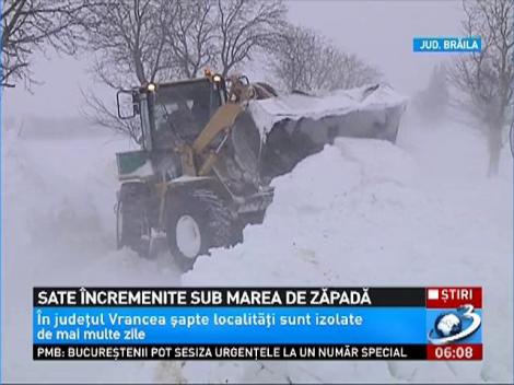 Oamenii sapă TUNELURI prin zăpadă. Nămeţii sunt cât casa, iar BLESTEMUL încă nu s-a terminat: "Ne aşteptăm la ce e mai rău"