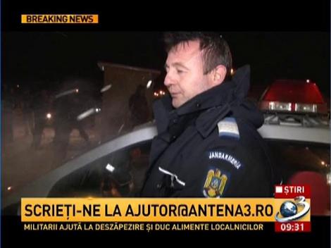 Un echipaj de poliţie a fost luat la bătaie cu bulgări de zăpadă de mai mulţi tineri, într-o parcare din Mamaia