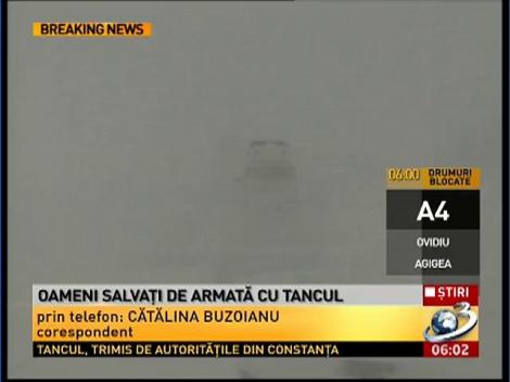 Autorităţile din Constanţa au trimis tancul pentru a salva zeci de oameni blocaţi în zăpadă