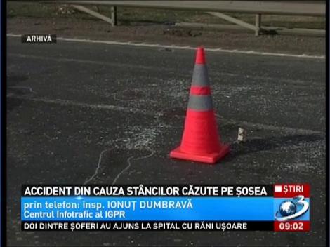 Accident pe Valea Oltului. Două maşini s-au ciocnit după ce un şofer a ocolit stâncile căzute de pe versanţi