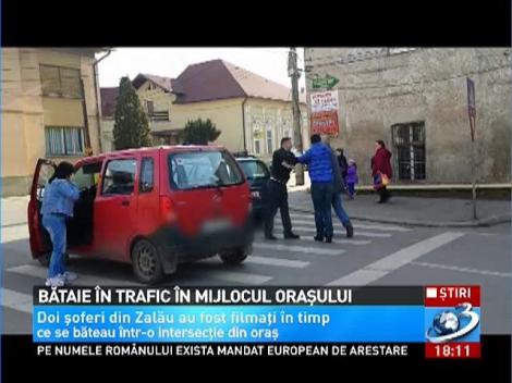 Bătaie în trafic în Zalău. Doi şoferi și-au carat pumni chiar în intersecție