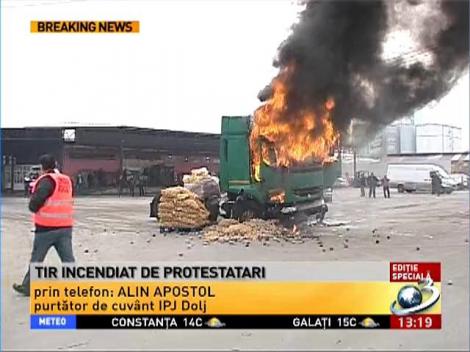 TIR incendiat de protestatari la Craiova