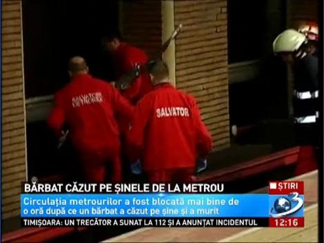 Bărbat căzut pe şinele de la metrou