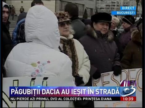 Păgubiţii DACIA au ieşit în stradă: Respectaţi legea!