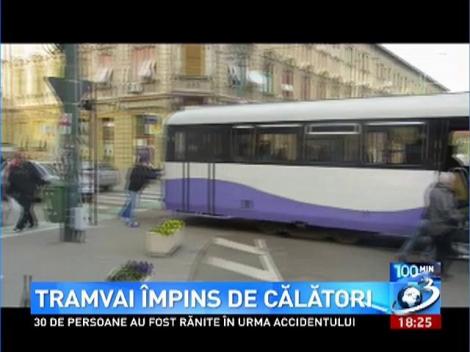 Tramvai împins de călători