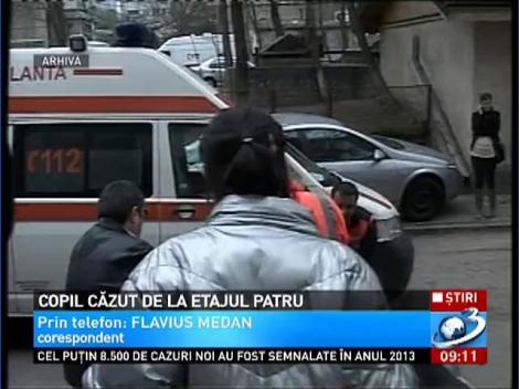 Un copil de numai 4 ani din Baia Mare a căzut de la etajul 4