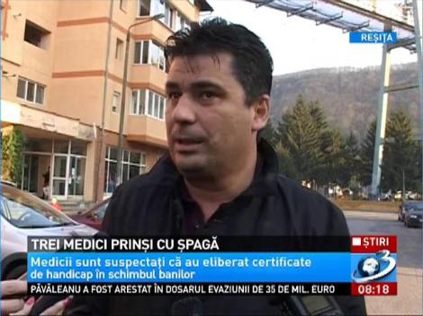 3 medici care primeau mită pentru a elibera certificate de handicap în vederea pensionării, au fost prinși