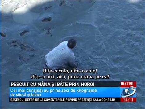 Cum prind argeşenii peşti dintr-un baraj secat