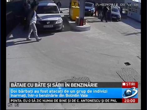 Bătaie cu săbii și bâte într-o benzinărie