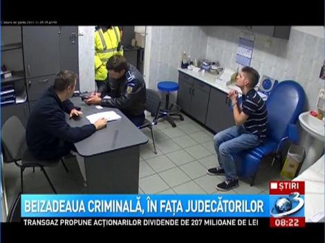 Andrei Andronie, în genunchi în faţa poliţiştilor