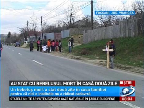 O familie din jud. Vrancea a stat două zile cu bebeluşul mort în casă