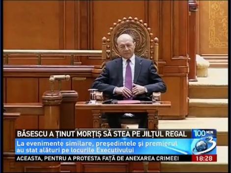 Băsescu a ţinut morţiş să stea pe jilţul regal