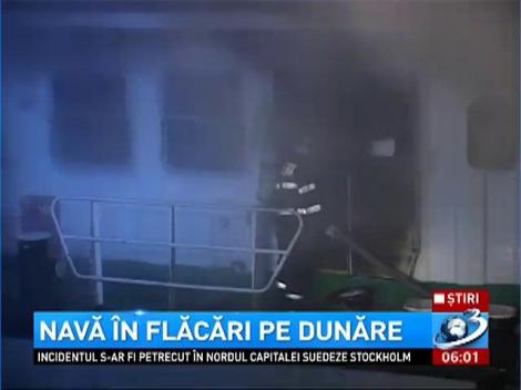 Nava in flacari pe Dunare