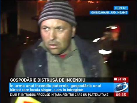Incendiu devastator în Neamţ! O gospodărie cu zeci de animale s-a făcut scrum