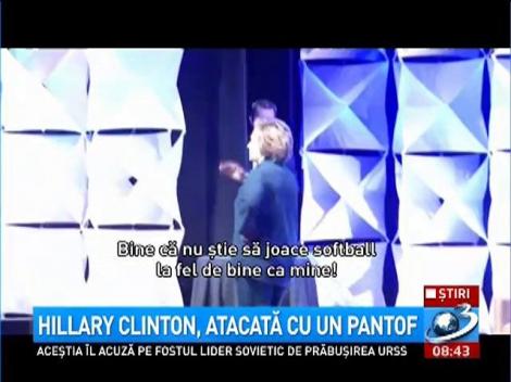 Hillary Clinton, atacată cu un pantof pe scenă