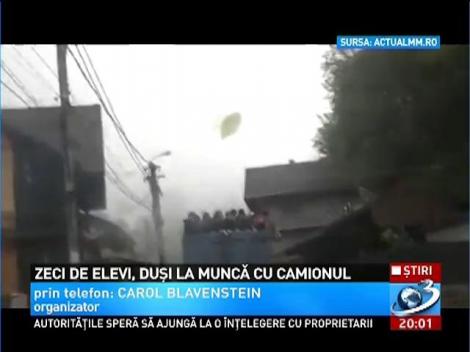 Zeci de elevi, duși la muncă în remorca unui camion