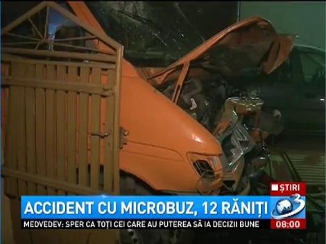 Accident grav &icirc;n judeţul Mehedinţi. 12 persoane au fost rănite