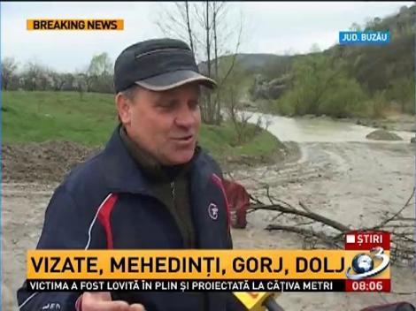 Ploi abundente şi vant puternic, &icirc;n toată ţara