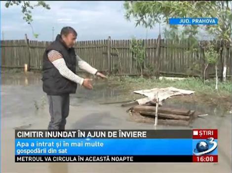 Ploaia torenţială le-a inundat cimitirul. Oamenii nu pot intra nici măcar cu cizmele ca să aprindă o lumânare în ziua de Paşte