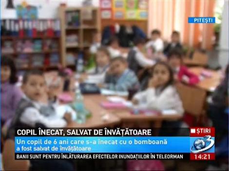 O învăţătoare din Piteşti a salvat un copil care se înecase cu o bomboană