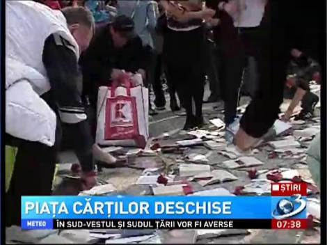 Românii s-au călcat în picioare pentru a pune mâna pe o carte gratis