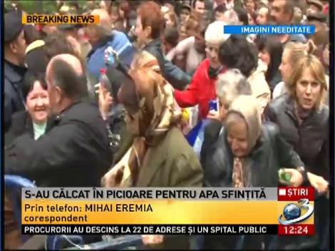 S-au călcat în picioare pentru apă sfinţită