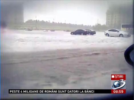 Ploaia torenţială a transformat străzile Capitalei în canale navigabile