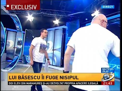 Mihai Gâdea a desenat în direct pe nisip: Udrea+Nana=Love?