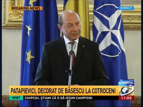 Băsescu "omagiază intelectualitatea"