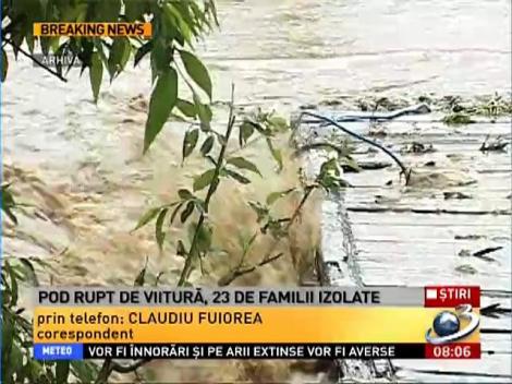 Pod rupt de viitură, 76 de familii izolate