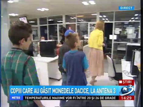 Copiii care au găsit monedele de aur au vizitat redacţia Antenei 3