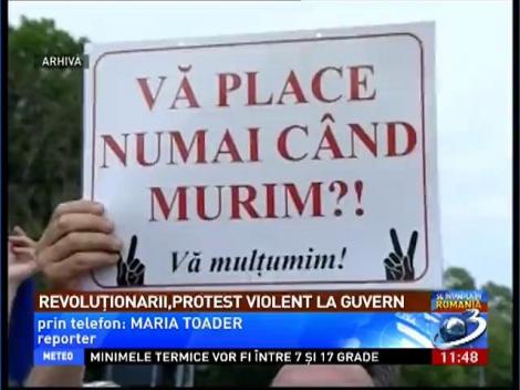 Revoluţionarii protestează şi se îmbrâncesc cu jandarmii în faţa Guvernului